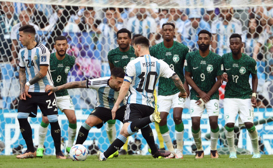 22일(현지시간) 카타르 루사일 스타디움에서 열린 2022 카타르 월드컵 조별리그 C조 1차전 아르헨티나와 사우디아라비아 경기에서 아르헨 리오넬 메시가 프리킥을 차고 있다. [루사일=연합뉴스]